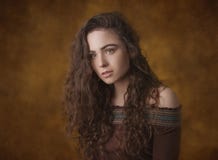 Dramatyczny portret młoda piękna brunetki dziewczyna z długim kędzierzawym włosy w studiu Zdjęcie Royalty Free Dramatyczny portret młoda piękna brunetki dziewczyna z długim kędzierzawym włosy w studiu Zdjęcie Royalty Free