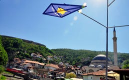 Drapeau de Kosovo avec une belle vue de la vieille partie de Prizren photos stock Drapeau de Kosovo avec une belle vue de la vieille partie de Prizren photos stock
