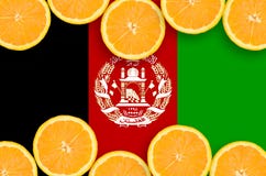 Drapeau de l'Afghanistan dans le cadre horizontal de tranches d'agrumes images stock Drapeau de l'Afghanistan dans le cadre horizontal de tranches d'agrumes images stock