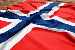 Drapeau de la Norv?ge sur un fond en bois de bureau Vue sup?rieure de drapeau norv?gien en soie photo libre de droits Drapeau de la Norv?ge sur un fond en bois de bureau Vue sup?rieure de drapeau norv?gien en soie photo libre de droits