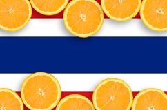 Drapeau de la Thaïlande dans le cadre horizontal de tranches d'agrumes image stock Drapeau de la Thaïlande dans le cadre horizontal de tranches d'agrumes image stock