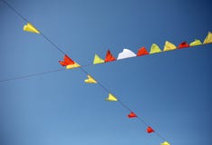 Drapeaux color?s du festival, de la foire ou de la partie de rue contre le ciel bleu photos libres de droits Drapeaux color?s du festival, de la foire ou de la partie de rue contre le ciel bleu photos libres de droits