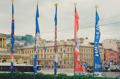 Drapeaux de coupe du monde de la FIFA en Russie flattant dans le vent Coupe du monde du football Russie 2018 images stock Drapeaux de coupe du monde de la FIFA en Russie flattant dans le vent Coupe du monde du football Russie 2018 images stock