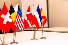 Drapeaux de différents pays sur le fond du tabl blanc Photos stock Drapeaux de différents pays sur le fond du tabl blanc Photos stock