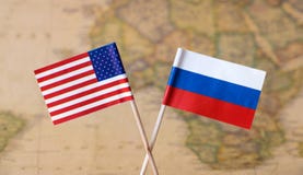 Drapeaux Des Etats Unis Et De La Russie Au Dessus De La