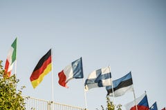 Drapeaux nationaux multi de différents pays contre le ciel bleu photographie stock Drapeaux nationaux multi de différents pays contre le ciel bleu photographie stock