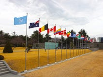 Drapeaux nationaux ondulant dans le ciel du cimetière commémoratif de l'ONU à Busan, Corée du Sud, Asie images stock Drapeaux nationaux ondulant dans le ciel du cimetière commémoratif de l'ONU à Busan, Corée du Sud, Asie images stock