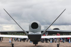 Drapieżnika UAV - Bezpilotowego Lotniczego pojazdu i załogowego B2 Spirytusowego podstępu jądrowa bombowiec stawia czoło each inn zdjęcie royalty free Drapieżnika UAV - Bezpilotowego Lotniczego pojazdu i załogowego B2 Spirytusowego podstępu jądrowa bombowiec stawia czoło each inn zdjęcie royalty free