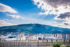 Drastische und schöne Stadtlandschaftsansicht der Stadt Skopje in Mazedonien mit dem Berg Vodno stockfotografie Drastische und schöne Stadtlandschaftsansicht der Stadt Skopje in Mazedonien mit dem Berg Vodno stockfotografie