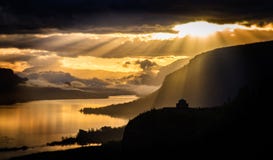 Drastischer Sonnenaufgang über Kronen-Punkt auf der Columbia River Schlucht stockbild Drastischer Sonnenaufgang über Kronen-Punkt auf der Columbia River Schlucht stockbild