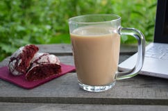 Draufsicht der Frau, die ihren Laptop an einem Café verwendet Obenliegender Schuss der jungen Frau sitzend an einem Tisch mit ein lizenzfreie stockfotografie Draufsicht der Frau, die ihren Laptop an einem Café verwendet Obenliegender Schuss der jungen Frau sitzend an einem Tisch mit ein lizenzfreie stockfotografie