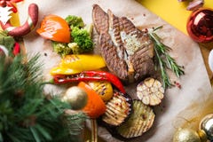 Draufsicht des Fleischsteaks mit Gemüse lizenzfreie stockfotografie Draufsicht des Fleischsteaks mit Gemüse lizenzfreie stockfotografie