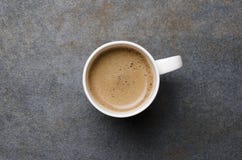 Draufsicht des frischen Kaffee Espressos oder Latte mit schaumigem Schaum auf grauer Tabelle, leerer Raum lizenzfreies stockbild Draufsicht des frischen Kaffee Espressos oder Latte mit schaumigem Schaum auf grauer Tabelle, leerer Raum lizenzfreies stockbild
