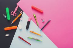 Draufsicht des kreativen Arbeitsplatzes, Briefpapier lizenzfreie stockfotos Draufsicht des kreativen Arbeitsplatzes, Briefpapier lizenzfreie stockfotos