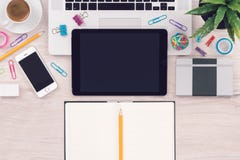 Draufsicht des Schreibtischarbeitsplatzes mit Laptoptablette Smartphone und offenem Notizblock mit Bleistift lizenzfreies stockbild Draufsicht des Schreibtischarbeitsplatzes mit Laptoptablette Smartphone und offenem Notizblock mit Bleistift lizenzfreies stockbild