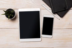 Draufsicht des schwarzen Schirmes des wei?en Tablettenfreien raumes f?r Anzeigenanzeige oder anderen Appentwurf mit Smartphone lizenzfreies stockfoto Draufsicht des schwarzen Schirmes des wei?en Tablettenfreien raumes f?r Anzeigenanzeige oder anderen Appentwurf mit Smartphone lizenzfreies stockfoto