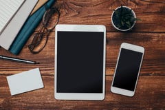 Draufsicht des schwarzen Schirmes des wei?en Tablettenfreien raumes f?r Anzeigenanzeige oder anderen Appentwurf mit Smartphone lizenzfreies stockfoto Draufsicht des schwarzen Schirmes des wei?en Tablettenfreien raumes f?r Anzeigenanzeige oder anderen Appentwurf mit Smartphone lizenzfreies stockfoto