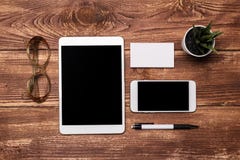 Draufsicht des schwarzen Schirmes des wei?en Tablettenfreien raumes f?r Anzeigenanzeige oder anderen Appentwurf mit Smartphone lizenzfreie stockbilder Draufsicht des schwarzen Schirmes des wei?en Tablettenfreien raumes f?r Anzeigenanzeige oder anderen Appentwurf mit Smartphone lizenzfreie stockbilder