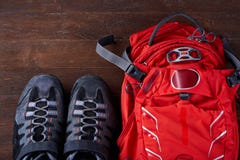 Draufsicht des touristischen Rucksacks und der sportiven Schuhe auf den hölzernen Brettern stockbild Draufsicht des touristischen Rucksacks und der sportiven Schuhe auf den hölzernen Brettern stockbild