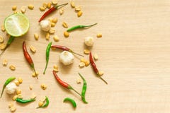 Draufsicht des verschiedenen Frischgem?ses Paprika, Erdnuss, Knoblauch, Zitrone und Kr?uter lokalisiert auf h?lzernem Hintergrund lizenzfreie stockfotografie Draufsicht des verschiedenen Frischgem?ses Paprika, Erdnuss, Knoblauch, Zitrone und Kr?uter lokalisiert auf h?lzernem Hintergrund lizenzfreie stockfotografie