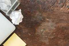 Draufsicht keine Idee - Papierabfall zerknittern Sie das Papier, das zum Wiederverwertungsbehälter fällt, wurde geworfen, um Korb stockbilder Draufsicht keine Idee - Papierabfall zerknittern Sie das Papier, das zum Wiederverwertungsbehälter fällt, wurde geworfen, um Korb stockbilder