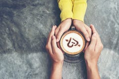 Draufsicht mit Kopienraum Paare im Liebeshändchenhalten mit Kaffee lieben auf Tabelle, Weinleseton lizenzfreies stockfoto Draufsicht mit Kopienraum Paare im Liebeshändchenhalten mit Kaffee lieben auf Tabelle, Weinleseton lizenzfreies stockfoto
