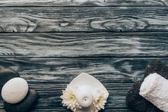 Draufsicht von vereinbarten Tüchern, von Kieseln, von Kerze und von Chrysantheme blüht für Badekurort und Massage stockbild Draufsicht von vereinbarten Tüchern, von Kieseln, von Kerze und von Chrysantheme blüht für Badekurort und Massage stockbild