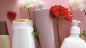 Draufsicht von verschiedenen hygienischen Produkten und von Blumen auf neuem rosa Hintergrund Wellnessschönheitsbehandlung stock footage Draufsicht von verschiedenen hygienischen Produkten und von Blumen auf neuem rosa Hintergrund Wellnessschönheitsbehandlung stock footage