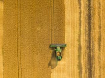 DraufsichtMähdrescher erfasst den Weizen bei Sonnenuntergang Harvesti lizenzfreies stockbild DraufsichtMähdrescher erfasst den Weizen bei Sonnenuntergang Harvesti lizenzfreies stockbild