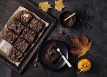 Draufsichtnachtischs des Fotos der Schokoladenschokoladenkuchenbeeren selbst gemachter Bäckereikürbis des dunklen rustikalen lizenzfreie stockbilder Draufsichtnachtischs des Fotos der Schokoladenschokoladenkuchenbeeren selbst gemachter Bäckereikürbis des dunklen rustikalen lizenzfreie stockbilder