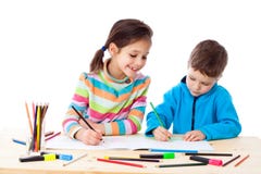 Draw för två liten ungar med crayons royaltyfri fotografi Draw för två liten ungar med crayons royaltyfri fotografi