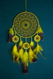 Dreamcatcher cuelga contra la pared fotografía de archivo libre de regalías Dreamcatcher cuelga contra la pared fotografía de archivo libre de regalías