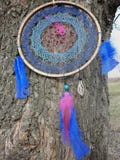 Dreamcatcher p? bakgrunden av floden Dreamcatcher solnedg?ng, berg, boho-stil, etnisk amulett, symbol royaltyfria foton Dreamcatcher p? bakgrunden av floden Dreamcatcher solnedg?ng, berg, boho-stil, etnisk amulett, symbol royaltyfria foton