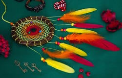 Dreamcatcher вниз Он имеет красное, апельсин, желтый стоковое изображение Dreamcatcher вниз Он имеет красное, апельсин, желтый стоковое изображение