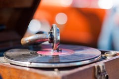 Drehscheibenspieler, fallende Griffelnadel auf dem Vinylaufzeichnungsspielen stockfotografie Drehscheibenspieler, fallende Griffelnadel auf dem Vinylaufzeichnungsspielen stockfotografie