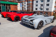 Drei Autos Marussia-Bewegungsmodell B1 in der roten Farbe und im schwarzen Dach und in der hinteren Ansicht der Räder Fotografie stockfotos Drei Autos Marussia-Bewegungsmodell B1 in der roten Farbe und im schwarzen Dach und in der hinteren Ansicht der Räder Fotografie stockfotos