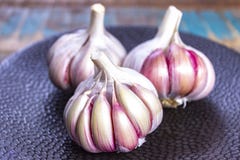 Drei Birnen neuer violetter franz?sischer Knoblauchabschlu? oben stockfotografie Drei Birnen neuer violetter franz?sischer Knoblauchabschlu? oben stockfotografie