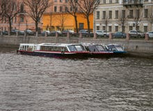Drei Boote im Kanal lizenzfreie stockbilder Drei Boote im Kanal lizenzfreie stockbilder