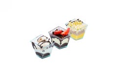 Drei italienische kleine Kuchen lizenzfreie stockfotos Drei italienische kleine Kuchen lizenzfreie stockfotos