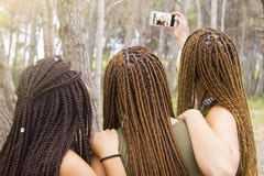 Drei jung und schöne Mädchen, wenn das umsponnene Haar, selfie nimmt lizenzfreie stockbilder Drei jung und schöne Mädchen, wenn das umsponnene Haar, selfie nimmt lizenzfreie stockbilder