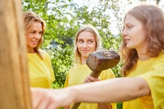Drei junge Frauen sind mit Werkzeugen im Bau lizenzfreie stockbilder Drei junge Frauen sind mit Werkzeugen im Bau lizenzfreie stockbilder