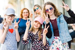Drei junge Mädchen, die auf Stadtstraßen aufwerfen - Sieg - Spaß in stockfoto Drei junge Mädchen, die auf Stadtstraßen aufwerfen - Sieg - Spaß in stockfoto