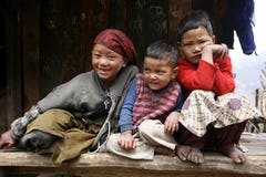 Drei Jungen auf dem annapurna Kreisläuf stockfoto Drei Jungen auf dem annapurna Kreisläuf stockfoto