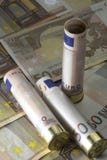 Drei 12 Kaliberschrotflintenoberteile luden mit fünfzig Eurorechnungen Auf Hintergrund mit fünfzig dem Eurobanknoten stockfotos Drei 12 Kaliberschrotflintenoberteile luden mit fünfzig Eurorechnungen Auf Hintergrund mit fünfzig dem Eurobanknoten stockfotos