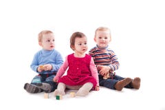 Drei Kinderspiel lizenzfreies stockbild Drei Kinderspiel lizenzfreies stockbild