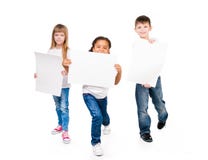 Drei lustige Kinder, die Papierfreie räume in den Händen halten Stockfoto Drei lustige Kinder, die Papierfreie räume in den Händen halten Stockfoto