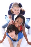 Drei Mischrennen-Freundinnen, die Spaß zusammen haben lizenzfreies stockbild Drei Mischrennen-Freundinnen, die Spaß zusammen haben lizenzfreies stockbild