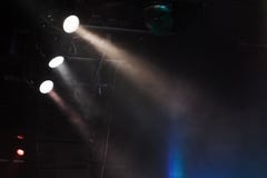 Drei Scheinwerferlichter mit starken Strahlen im Rauche Stockfotos Drei Scheinwerferlichter mit starken Strahlen im Rauche Stockfotos