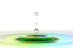 Drei tropisch-farbige waterdrops auf weißem Hintergrund lizenzfreie stockbilder Drei tropisch-farbige waterdrops auf weißem Hintergrund lizenzfreie stockbilder