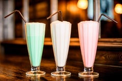 Drei verschiedene farbige Milchshaken lizenzfreie stockfotos Drei verschiedene farbige Milchshaken lizenzfreie stockfotos